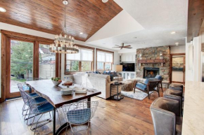 Main Street Escape by AvantStay Stunning Home right off Main Street w Hot Tub Large Deck